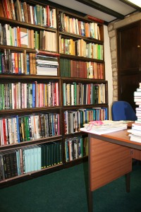 Full shelves in the Snug
